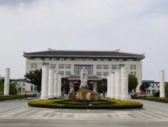 国庆中秋双节同庆，，，，，，，鸿运国际集团红旗飘扬！