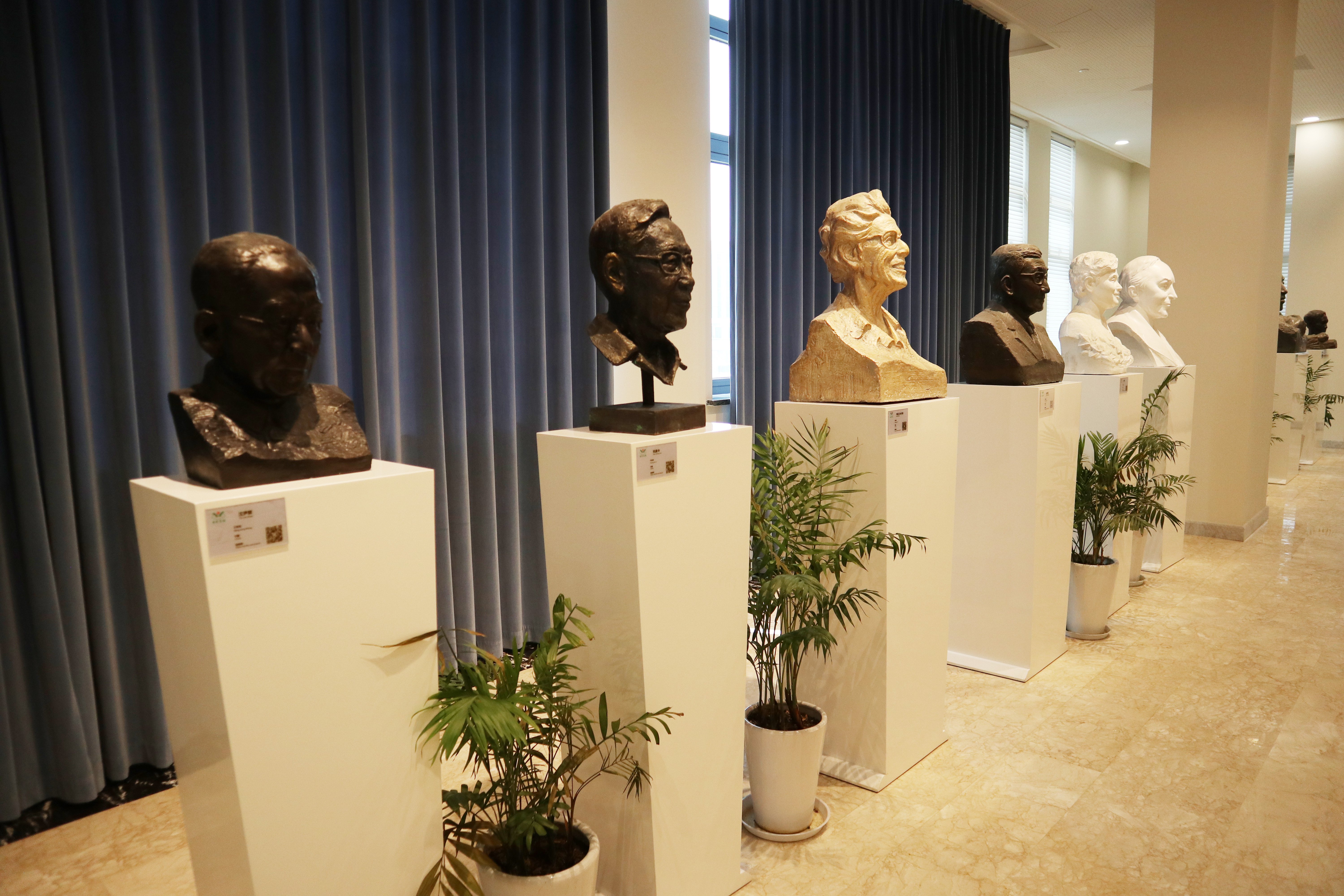 鸿运国际集团：雕塑史诗，，，，，，，，传承仁人志士的绚烂历程