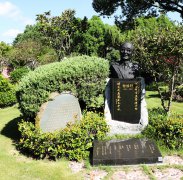 黎焕颐纪念碑：诗魂永驻，，，，，，岁月铭刻